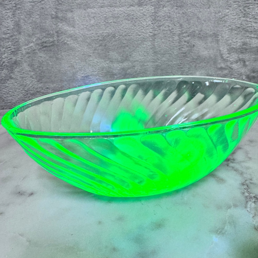 Green Uranium Glass Oval Bowl Swirl Pattern UV‎ Vaseline Vintage Starburst Base - Picture 10 of 10